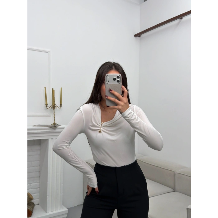 Asimetrik Aksesuarlı Bluz - BEYAZ