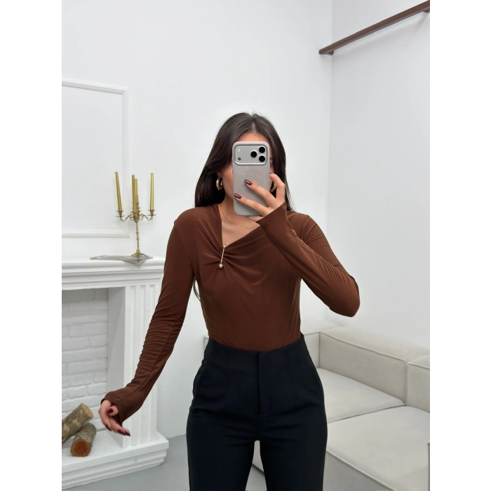 Asimetrik Aksesuarlı Bluz - KAHVE