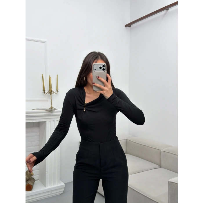 Asimetrik Aksesuarlı Bluz - SİYAH