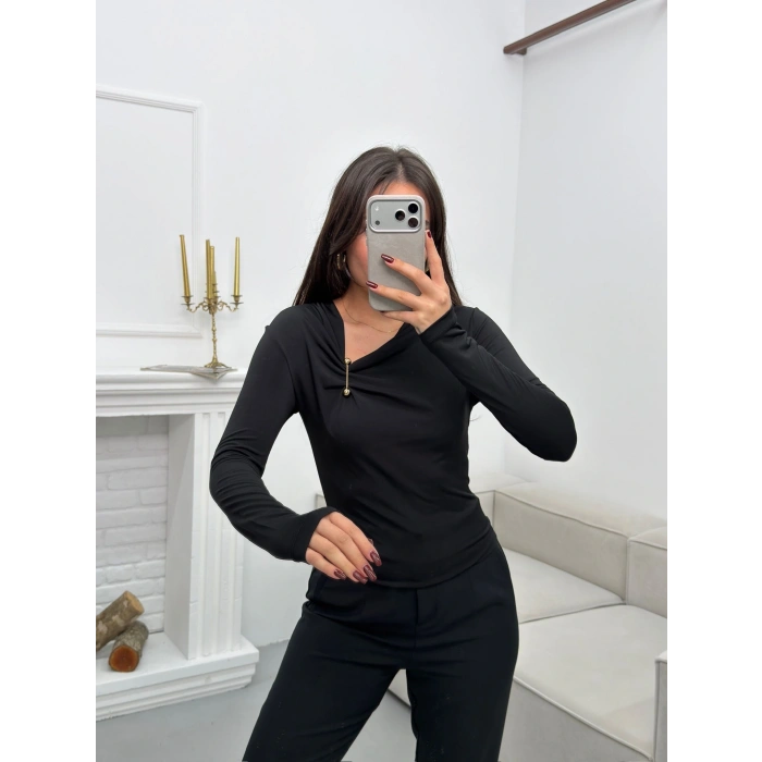 Asimetrik Aksesuarlı Bluz - SİYAH