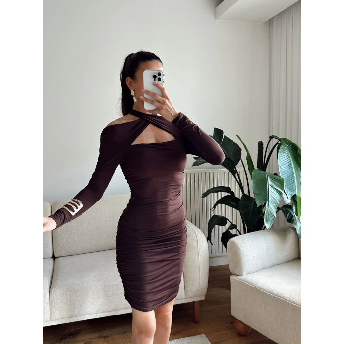 Boyun Çapraz Yan Büzgü Elbise - KAHVE