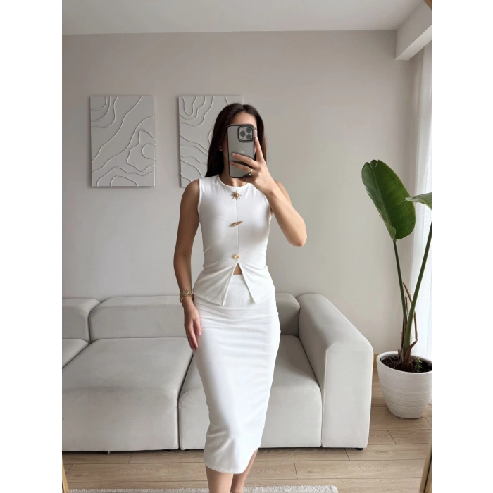 Broş Tokalı Etekli Takım - BEYAZ
