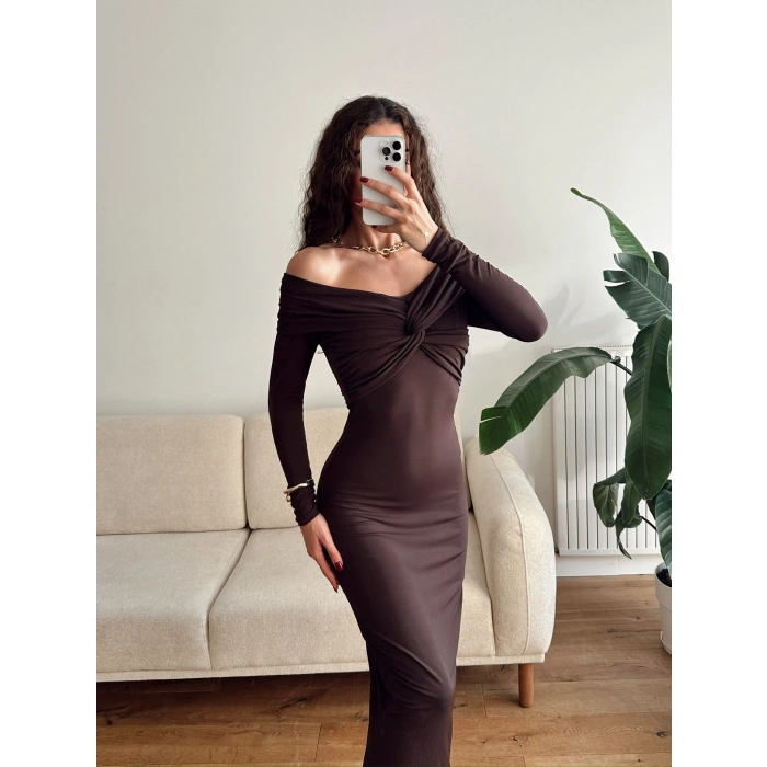 Büzgülü Madonna Yaka Elbise - KAHVE