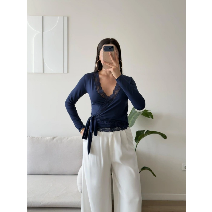 Dantel Detay Kruvaze Bluz - LACİVERT