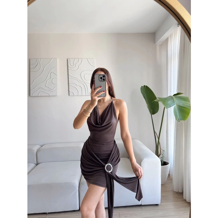 Degaje Yaka Tokalı Elbise - KAHVE