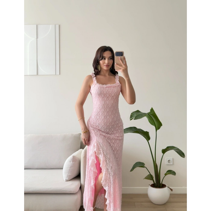 Derin Yırtmaç Dantelli Elbise - PEMBE