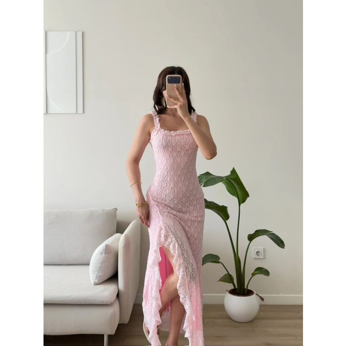 Derin Yırtmaç Dantelli Elbise - PEMBE