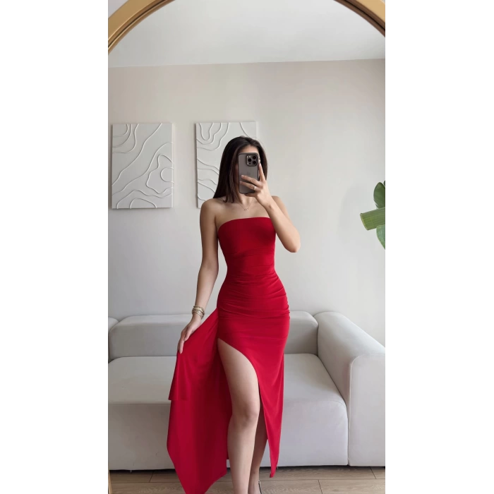 Derin Yırtmaç Straplez Elbise - KIRMIZI