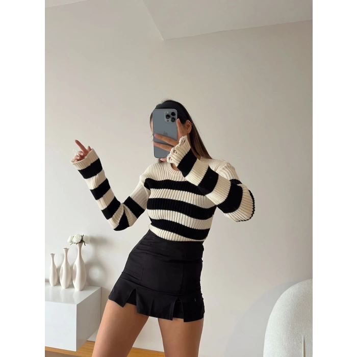 Eteği Kesik Şeritli Triko Bluz