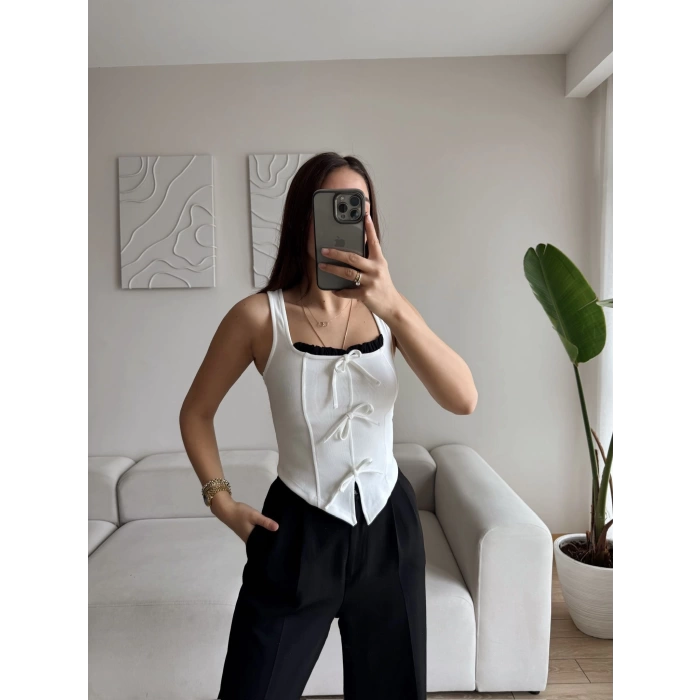 Fiyonklu Garnili Bluz - BEYAZ