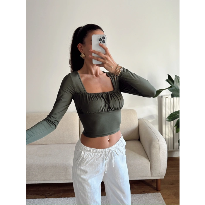 Kare Yaka Büzgü Detay Crop - HAKİ