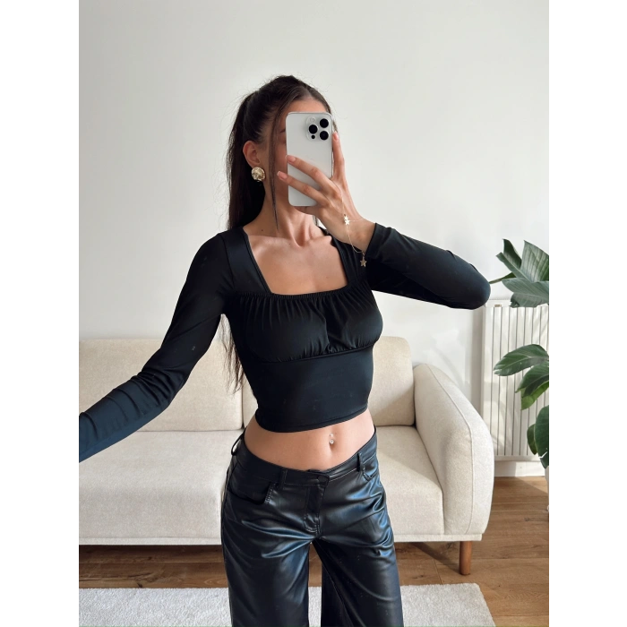 Kare Yaka Büzgü Detay Crop - SİYAH