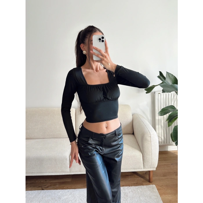 Kare Yaka Büzgü Detay Crop - SİYAH