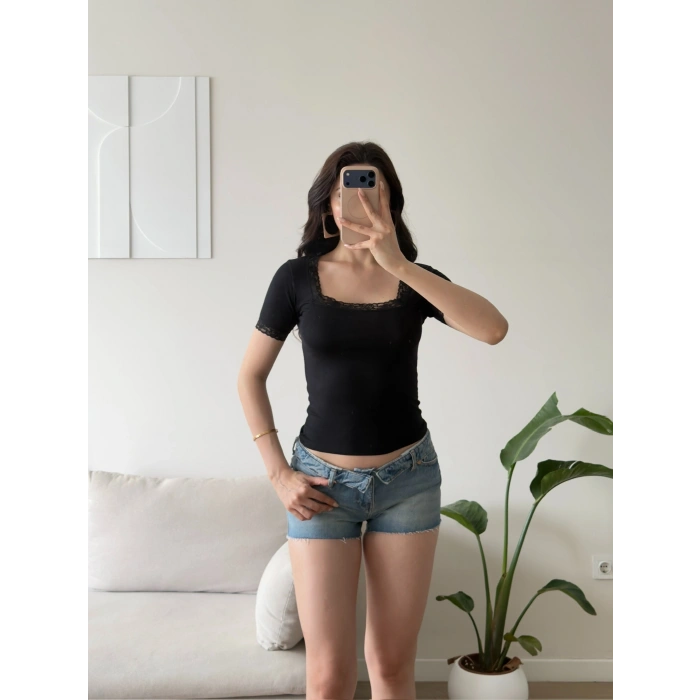 Kare Yaka Dantel Detay Bluz - SİYAH