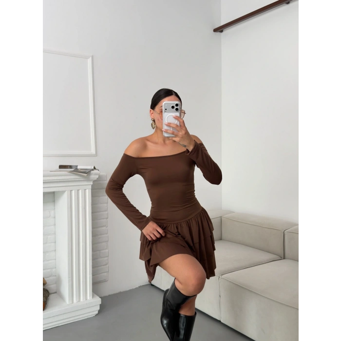 Kayık Yaka Fırfırlı Elbise - VİZON