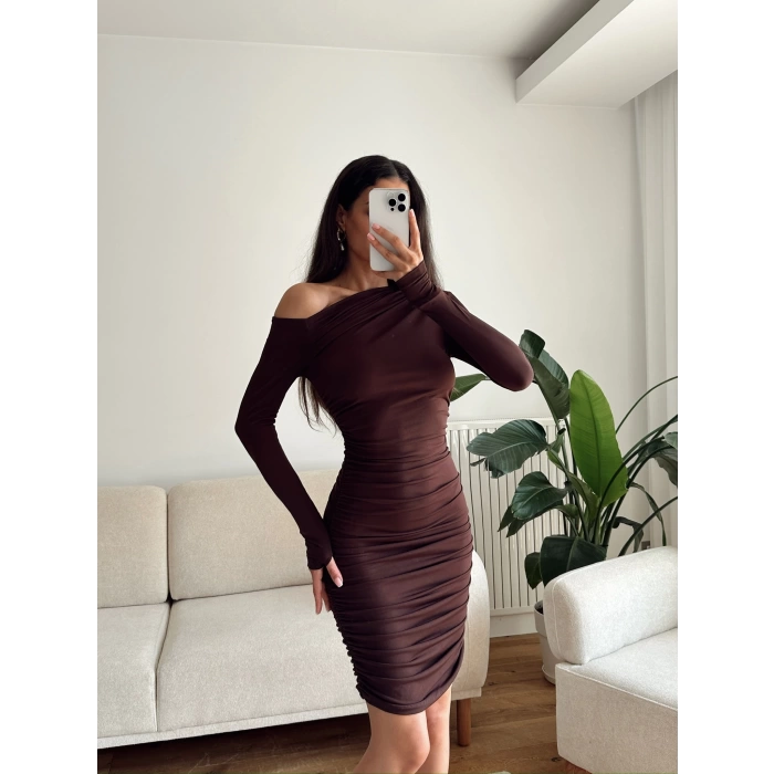 Kayık Yaka Parmak Geçmeli Elbise - KAHVE