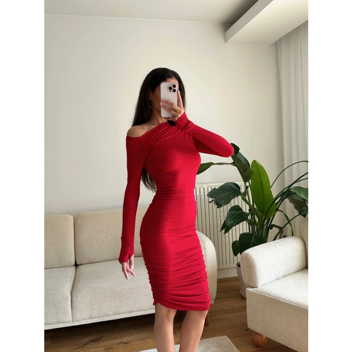 Kayık Yaka Parmak Geçmeli Elbise - KIRMIZI