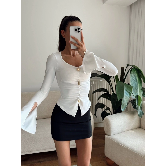 Kolları Volanlı Aksesuar Bluz - BEYAZ