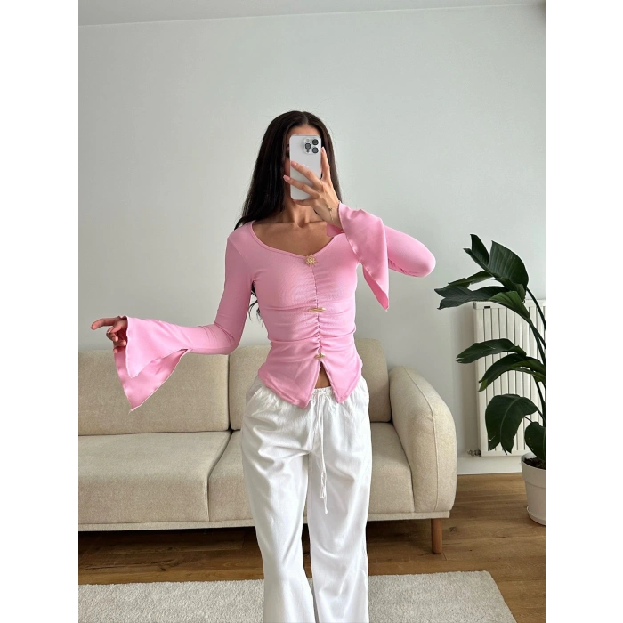 Kolları Volanlı Aksesuar Bluz - PEMBE