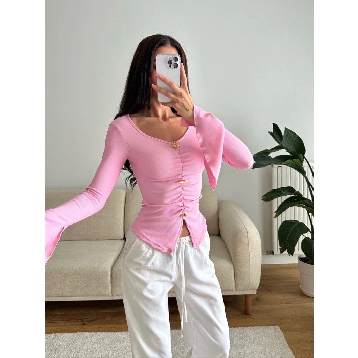 Kolları Volanlı Aksesuar Bluz - PEMBE
