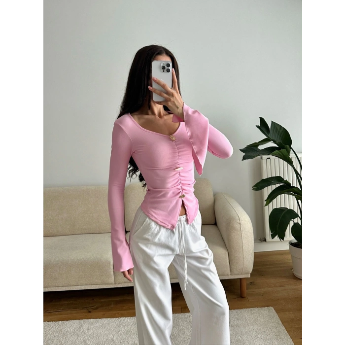 Kolları Volanlı Aksesuar Bluz - PEMBE