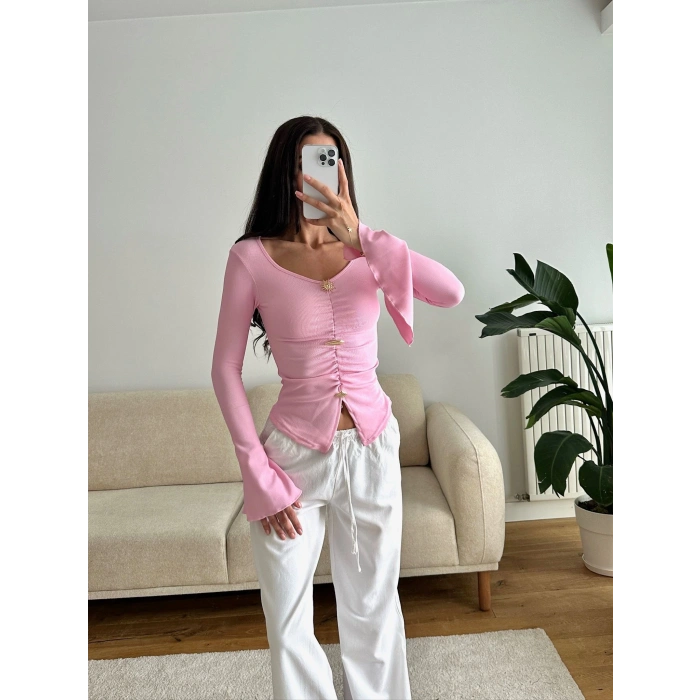 Kolları Volanlı Aksesuar Bluz - PEMBE
