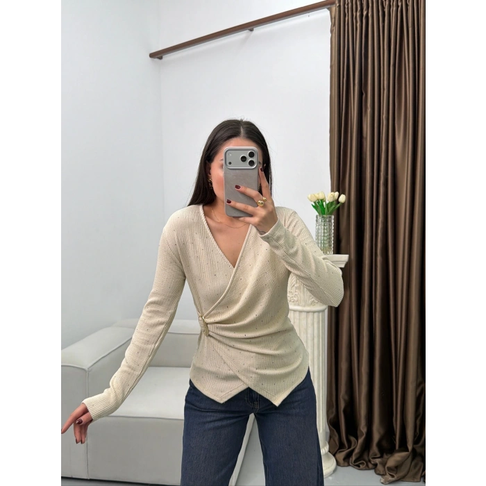 Kruvaze Aksesuarlı Taşlı Bluz - BEJ