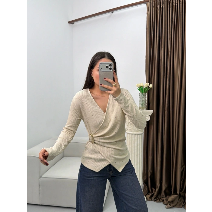 Kruvaze Aksesuarlı Taşlı Bluz - BEJ