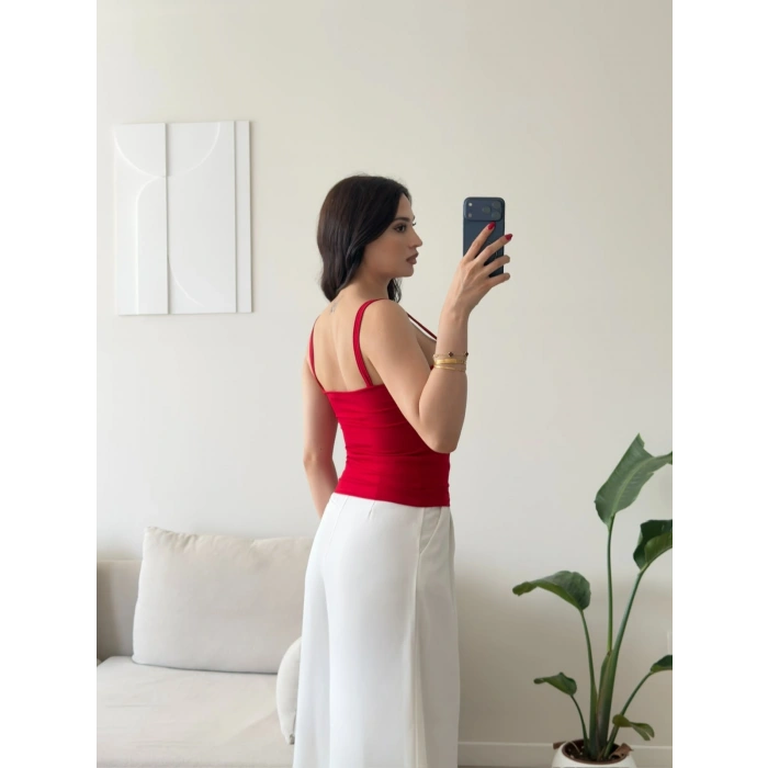 Lina Gold Aksesuar Detaylı Askılı Bluz - KIRMIZI
