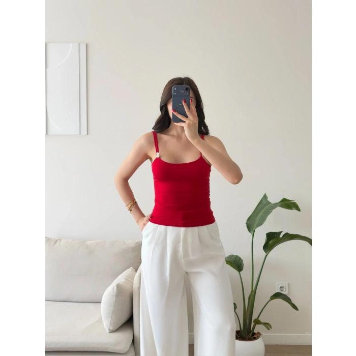 Lina Gold Aksesuar Detaylı Askılı Bluz - KIRMIZI