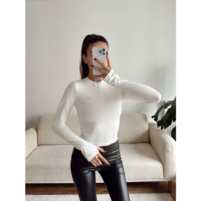 Marka Parmak Geçmeli Crop - BEYAZ