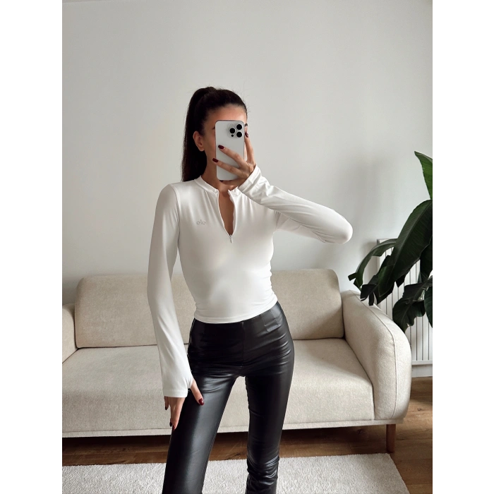 Marka Parmak Geçmeli Crop - BEYAZ