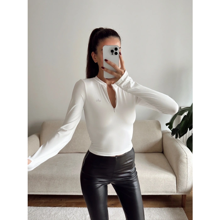 Marka Parmak Geçmeli Crop - BEYAZ