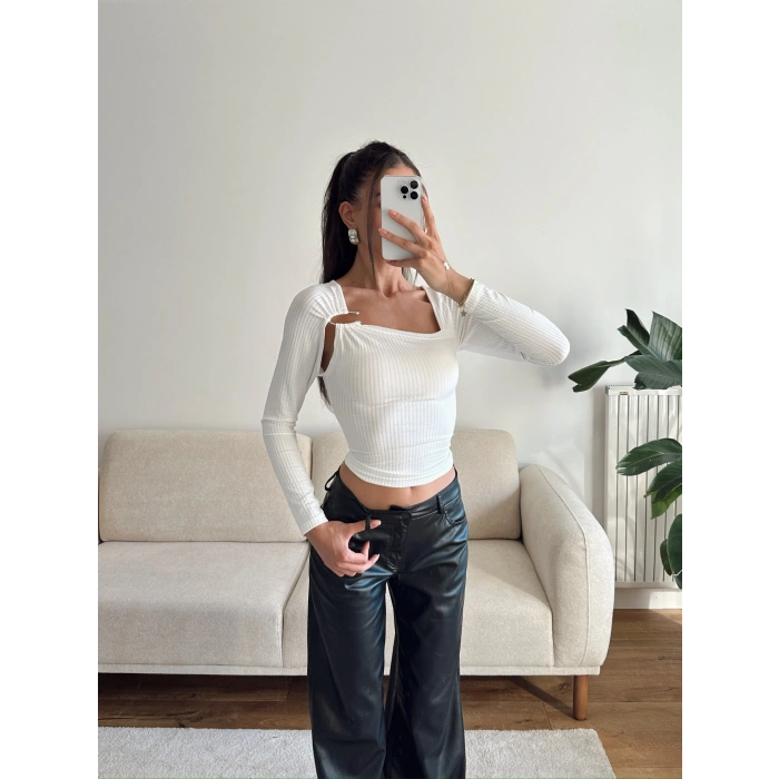 Metal Tokalı Fit Bluz - BEYAZ