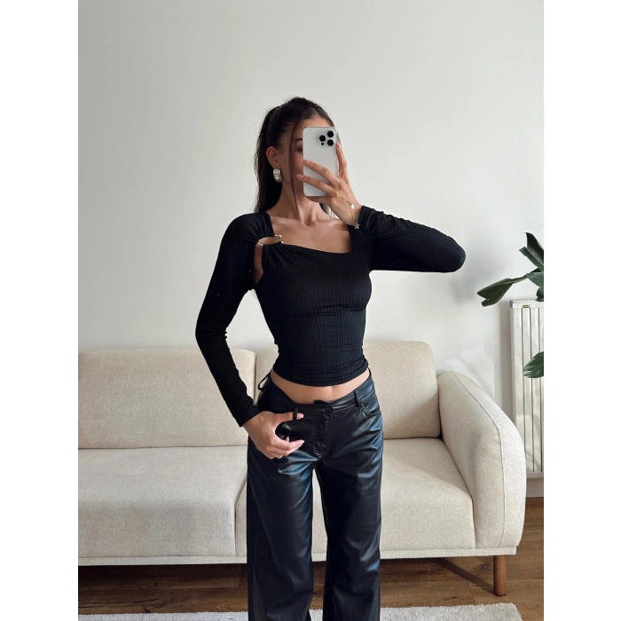 Metal Tokalı Fit Bluz - SİYAH