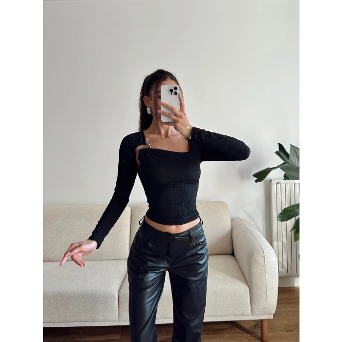 Metal Tokalı Fit Bluz - SİYAH