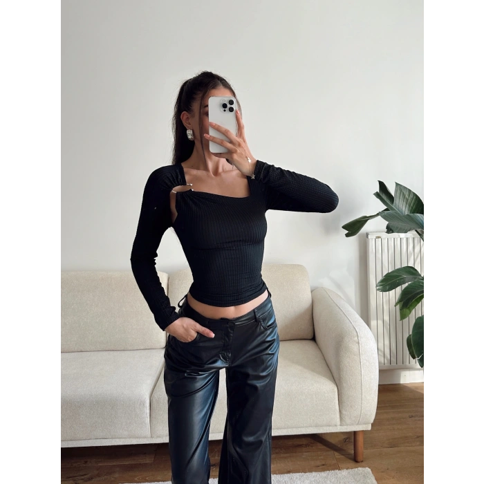 Metal Tokalı Fit Bluz - SİYAH