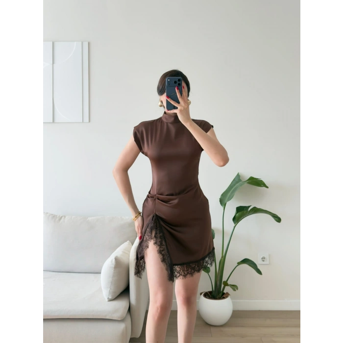 Monique Dantel Yırtmaçlı Drapeli Mini Elbise - KAHVE