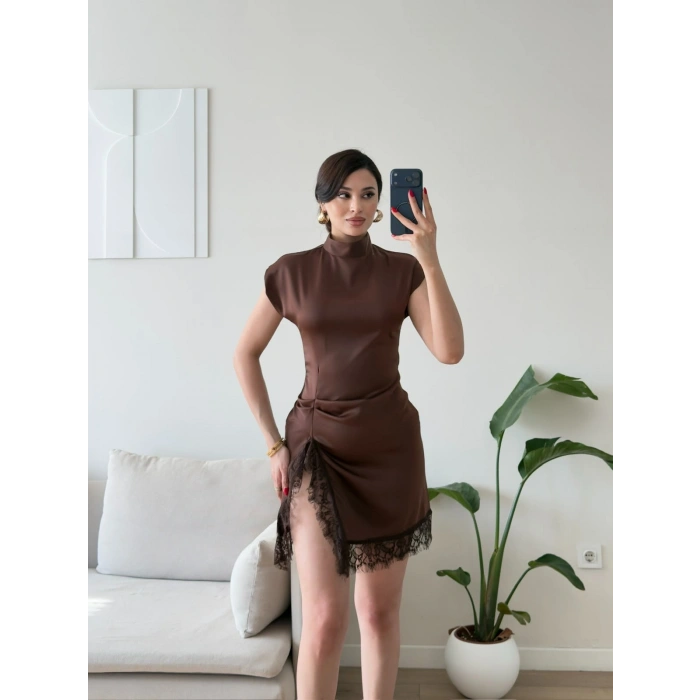 Monique Dantel Yırtmaçlı Drapeli Mini Elbise - KAHVE