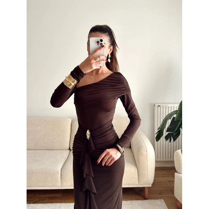 Omuz Dekolte Aksesuar Elbise - KAHVE