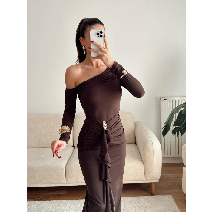 Omuz Dekolte Aksesuar Elbise - KAHVE