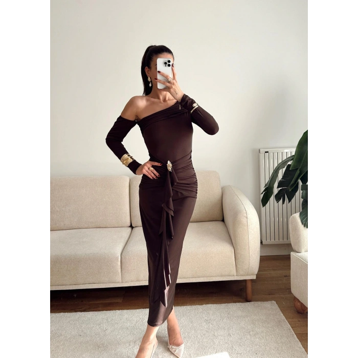 Omuz Dekolte Aksesuar Elbise - KAHVE