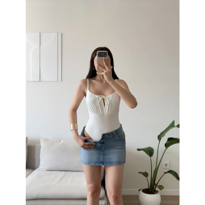 Ön Bağcık Askılı Bodysuit - BEYAZ