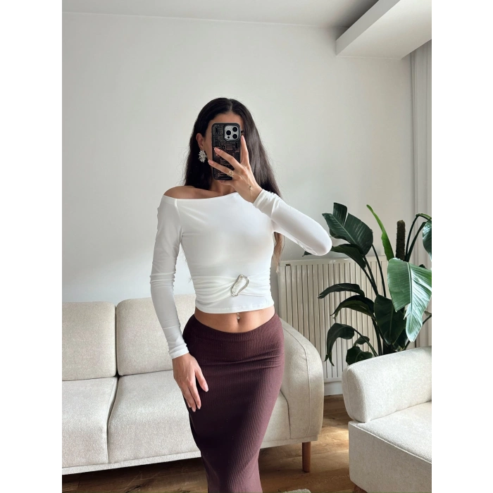 Önü Tokalı Kayık Yaka Crop - BEYAZ