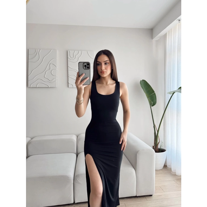 Oval Yaka Derin Yırtmaç Elbise