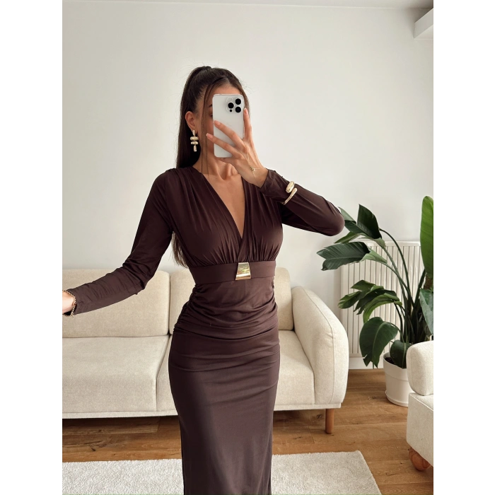 Tokalı V Yaka Yırtmaçlı Elbise - KAHVE