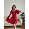 Derin Bağcıklı Fırfır Elbise - KIRMIZI