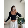 Yan Büzgü Kare Yaka Crop - SİYAH