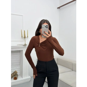 Asimetrik Aksesuarlı Bluz - KAHVE