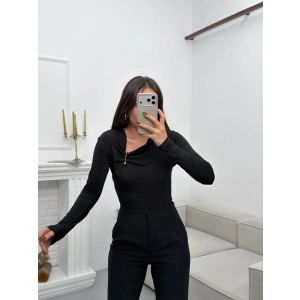 Asimetrik Aksesuarlı Bluz - SİYAH